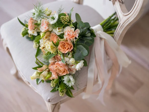 Close Foto Lindo Buquê Casamento Com Rosas Laranja Cadeira Vintage — Fotografia de Stock