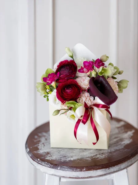 Foto Close Composição Casamento Bonita Caixa Madeira Fundo Mesa Vintage — Fotografia de Stock