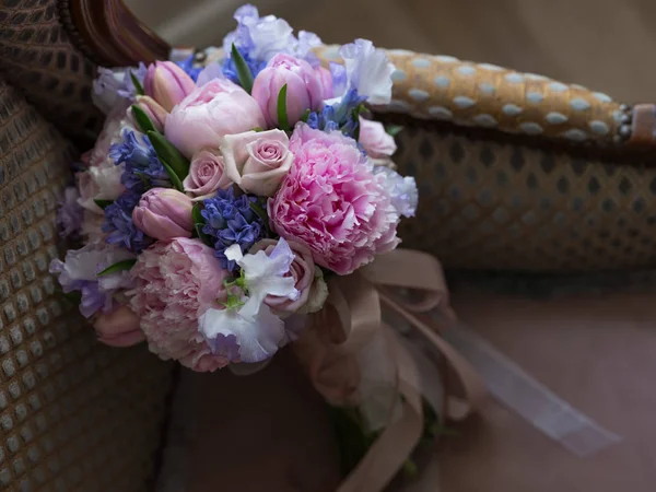 椅子ヴィンテージ背景にパステル ピンクと紫の花を持つ美しいウェディング ブーケのクローズ アップ写真 — ストック写真