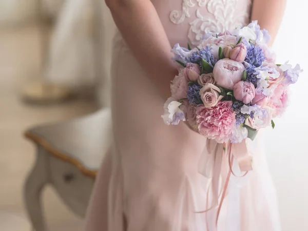 パステル ピンクと紫の花を持つウェディング ブーケを持って美しいドレスを着てエレガントな花嫁のクローズ アップ写真 — ストック写真