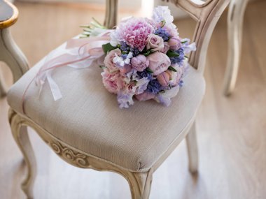 Düğün buket ışık vintage sandalye arka plan güzel pastel pembe ve mor çiçekler ile yakın çekim fotoğraf  