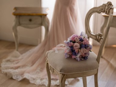 Düğün buket ışık vintage sandalye arka plan güzel pastel pembe ve mor çiçekler ile yakın çekim fotoğraf  