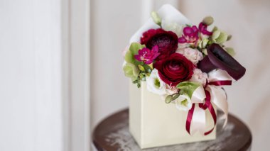 güzel düğün kompozisyon vintage tablo arka plan üzerinde ahşap kutusunda yakın çekim fotoğraf 