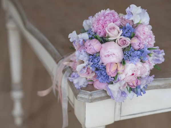 ぼやけた部屋のビンテージ テーブルに美しいパステル ピンクと紫の花とウェディング ブーケのクローズ アップ写真 — ストック写真