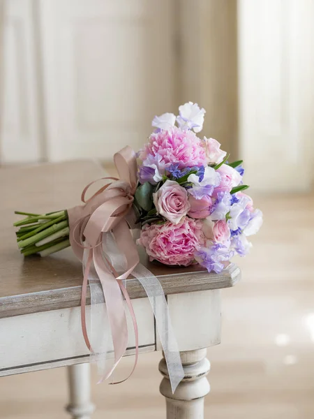 ぼやけた部屋のビンテージ テーブルにパステル ピンクと紫の花を持つ美しいウェディング ブーケのクローズ アップ写真 — ストック写真