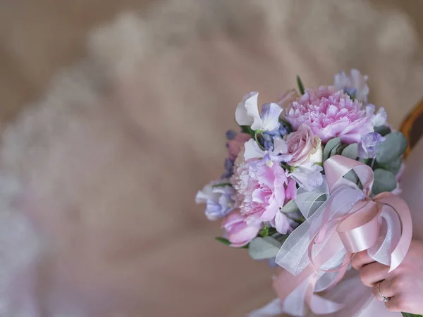 Foto Cerca Novia Elegancia Hermoso Vestido Celebración Ramo Boda Con —  Fotos de Stock