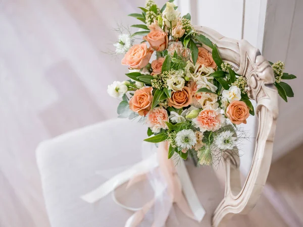 レトロな椅子の背景にオレンジ色のバラで美しいウェディング ブーケのクローズ アップ写真 — ストック写真
