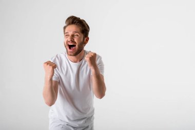 gri arka plan üzerinde Beyaz tişörtlü yakışıklı mutlu sakallı adam portresi 