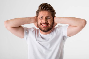 Genç azarlama portre başını tutan gri arka plan üzerinde Beyaz tişörtlü adam sakallı 