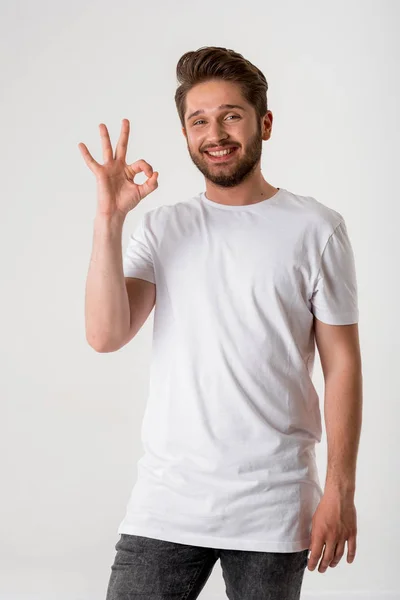 Ritratto Felice Giovane Barbuto Gesto Uomo Segni Camicia Bianca Sfondo — Foto Stock