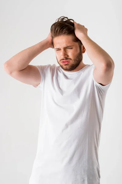 Retrato Joven Hombre Barbudo Cansado Camisa Blanca Sobre Fondo Gris — Foto de Stock