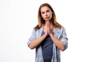 dua gri arka plan üzerinde sarı saçlı genç kadın portresi