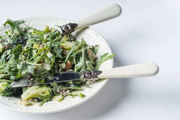 Foto Close Salad Hijau Segar Dengan Arugula Dan Bayam Piring — Stok Foto