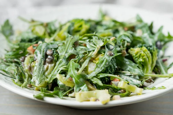 Foto Close Salad Hijau Segar Dengan Arugula Dan Bayam Piring — Stok Foto