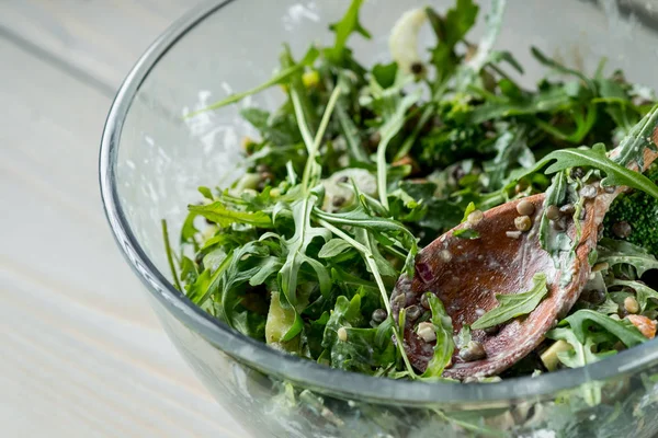 Close Foto Van Heerlijke Groene Salade Met Rucola Spinazie Een — Stockfoto