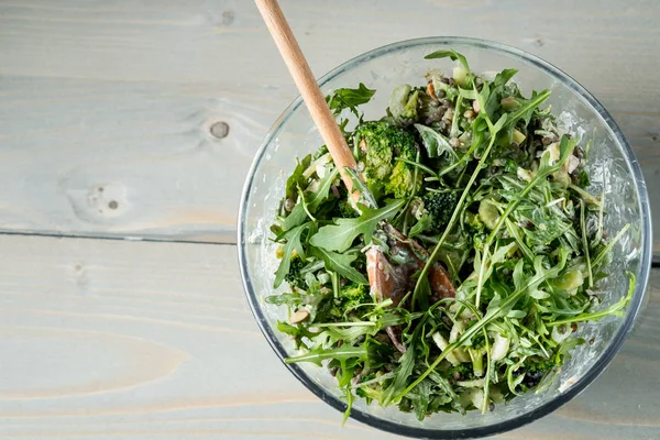 Close Foto Van Heerlijke Groene Salade Met Rucola Spinazie Een — Stockfoto