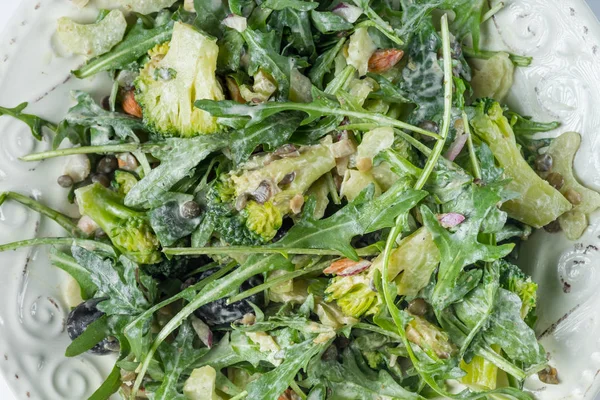 Foto Close Salad Hijau Segar Dengan Arugula Dan Bayam Piring — Stok Foto