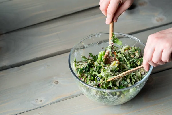Foto Close Tangan Laki Laki Dicampur Salad Hijau Lezat Dengan — Stok Foto