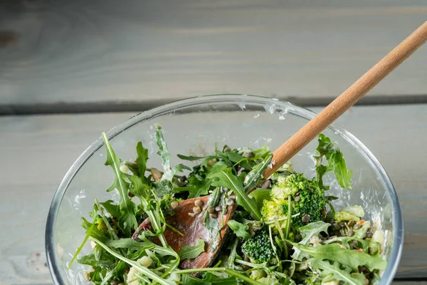 Close Foto Van Heerlijke Groene Salade Met Rucola Spinazie Een — Stockfoto