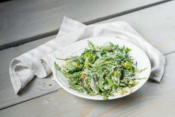 Close Foto Van Frisse Groene Salade Met Rucola Spinazie Witte — Stockfoto