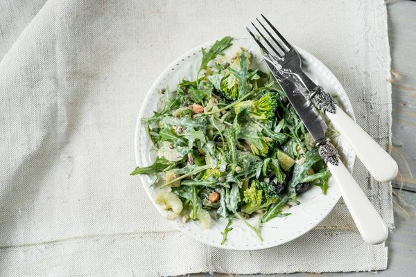 Taze Yeşil Salata Roka Ispanak Çatal Bıçak Masada Beyaz Plaka — Stok fotoğraf