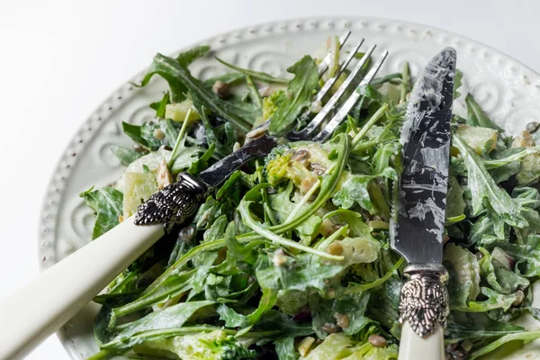 Foto Close Salad Hijau Segar Dengan Arugula Dan Bayam Piring — Stok Foto