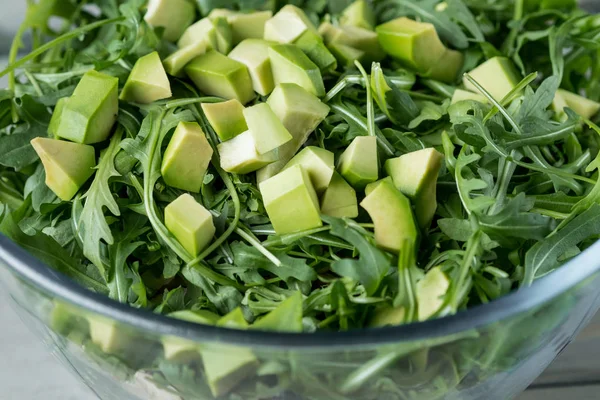 아보카도와 Arugula 테이블에 그릇에 신선한 샐러드의 — 스톡 사진