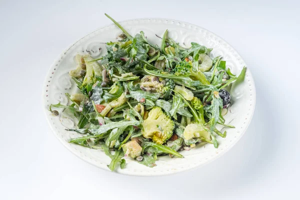 Foto Close Salad Hijau Segar Dengan Arugula Dan Bayam Piring — Stok Foto