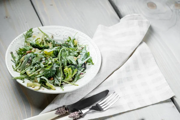 Taze Yeşil Salata Roka Ispanak Çatal Bıçak Masada Beyaz Plaka — Stok fotoğraf