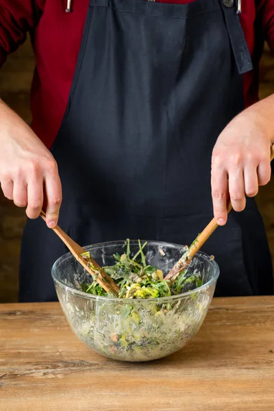 Close Foto Van Mannelijke Handen Heerlijk Gemengde Groene Salade Met — Stockfoto