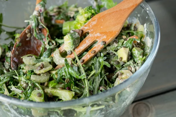 Foto Close Salad Hijau Lezat Dengan Arugula Dan Bayam Dalam — Stok Foto