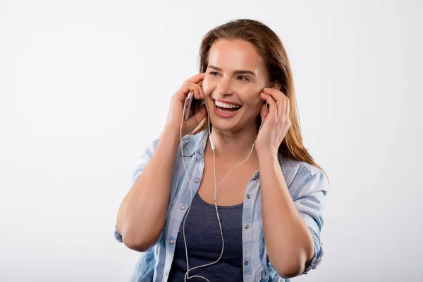 Portret Van Jonge Prachtige Vrouw Met Lang Haar Luisteren Muziek — Stockfoto