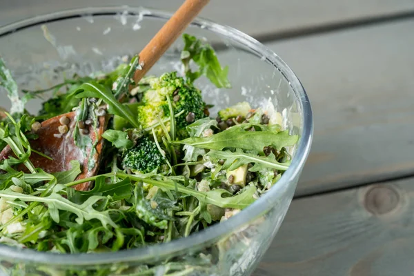 Foto Close Salad Hijau Lezat Dengan Arugula Dan Bayam Dalam — Stok Foto