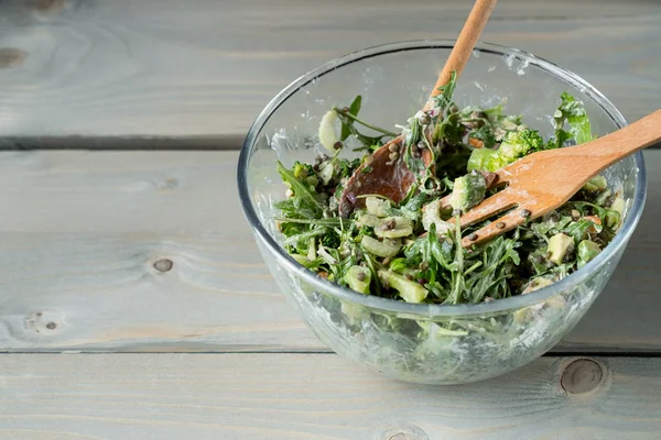 Foto Close Salad Hijau Lezat Dengan Arugula Dan Bayam Dalam — Stok Foto
