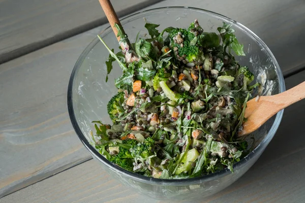 Close Foto Van Heerlijke Groene Salade Met Rucola Spinazie Een — Stockfoto