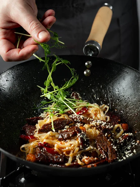 Arroz Asiático Comida Rápida Despeja Los Fideos Cocinando Con Carne — Foto de Stock