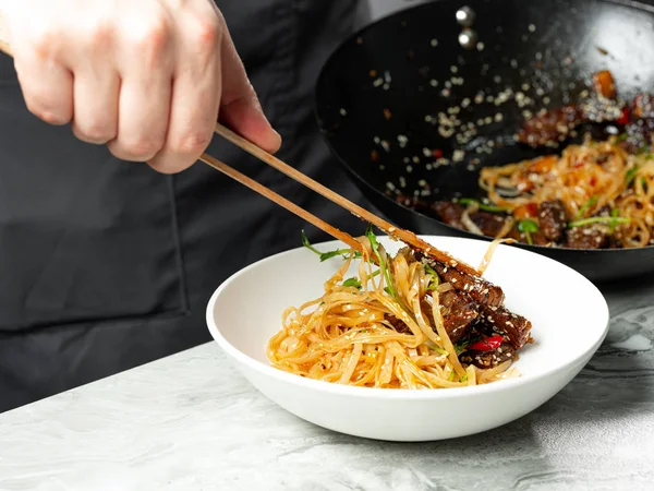 Asiatiskt Snabbmat Ris Klara Nudlar Matlagning Med Stekt Kött Och — Stockfoto