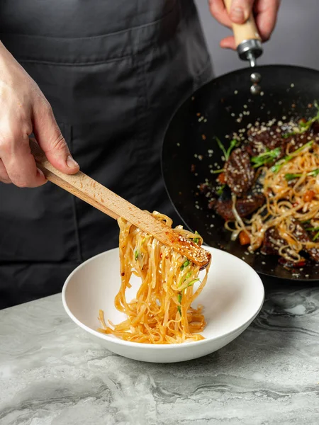 Arroz Asiático Comida Rápida Despeja Los Fideos Cocinando Con Carne —  Fotos de Stock