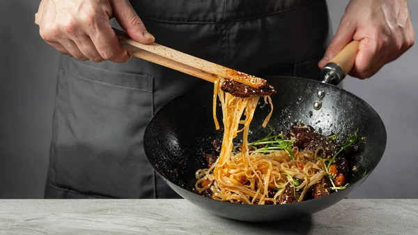 Asiatiskt Snabbmat Ris Klara Nudlar Matlagning Med Stekt Kött Och — Stockfoto