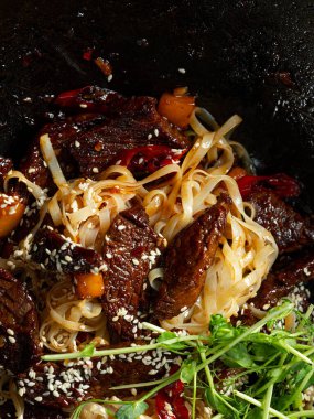 Asya fast food pirinçleri kızarmış et ve baharatlı sebzelerle pişirilmiş erişteler, yemek tarifi konseptini kapat.