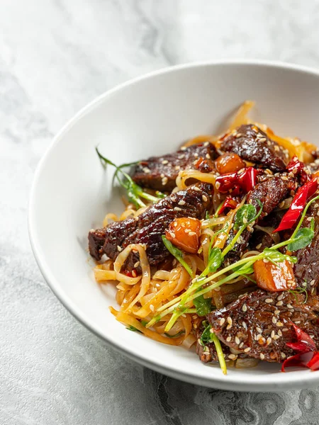 Ázsiai Gyorsétterem Rizs Átlátszó Tészta Sült Hússal Fűszeres Zöldségekkel Közelkép — Stock Fotó