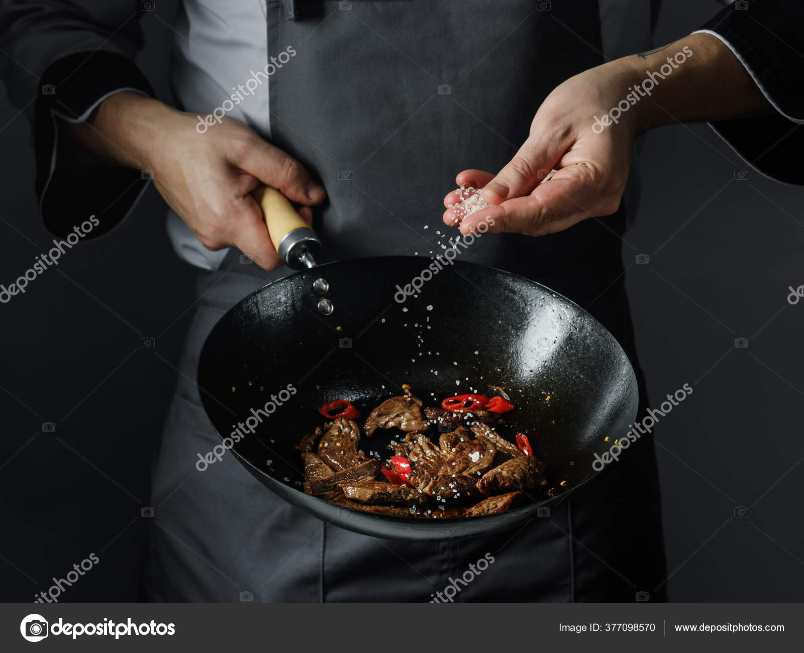 Cuisson Dans Une Poêle Wok Viande Bœuf Tranchée Piment Sur image libre de droit par Stockoholic