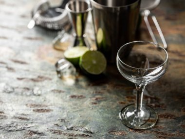 Bar aksesuarlı barmen ellerinin kokteyl içeceklerini siyah bar masa taşı arka planında pişirmek.