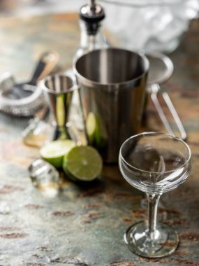 Bar aksesuarlı barmen ellerinin kokteyl içeceklerini siyah bar masa taşı arka planında pişirmek.