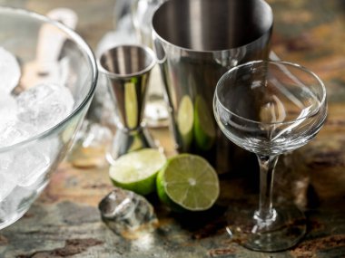 Bar aksesuarlı barmen ellerinin kokteyl içeceklerini siyah bar masa taşı arka planında pişirmek.