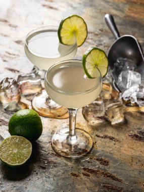 Bar aksesuarlı barmen ellerinin kokteyl içeceklerini siyah bar masa taşı arka planında pişirmek.