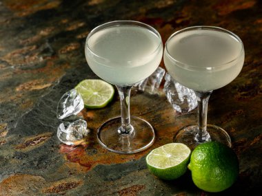 Bar aksesuarlı barmen ellerinin kokteyl içeceklerini siyah bar masa taşı arka planında pişirmek.