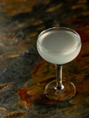 Bar aksesuarlı barmen ellerinin kokteyl içeceklerini siyah bar masa taşı arka planında pişirmek.