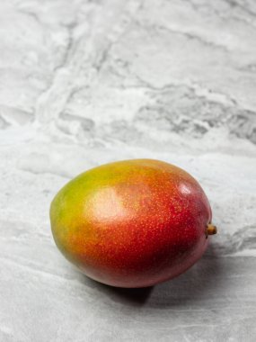 Mango egzotik meyveler mermer masa üzerinde tatlı pişirmek için veya Asya yemek tarifi malzemeleri için, kopyalama alanı