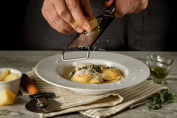 Paste Ravioli Servite Farfurie Albă Parmezan Brânză Ierburi Rețetă Tradițională — Fotografie, imagine de stoc